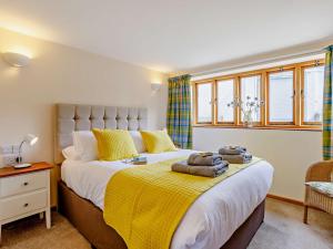 阿克斯敏斯特的住宿－2 Bed in Axminster 45099，一间卧室配有一张大床和毛巾