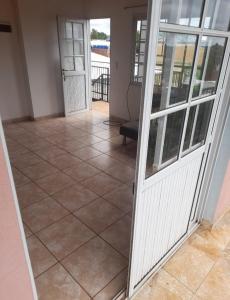 een lege kamer met een deur en een tegelvloer bij Residencial GM in San Vicente