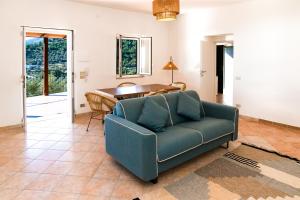 uma sala de estar com um sofá e uma mesa em Villa Torre di Lupo- Manfredi Homes&Villas em Mattinata