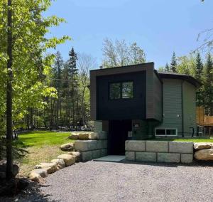 una casa está sentada en la parte superior de una entrada en Chalet AuCalm en Chertsey