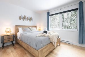 a bedroom with a large bed and a window at Chalet AuCalm in Chertsey