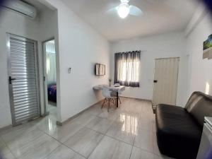 uma sala de estar com um sofá e uma mesa em Mar.6: spacious 1 room, 2 AC, near Airport and Stella Maris beach em Salvador