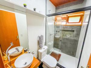 ein Bad mit einem WC und einer Dusche in der Unterkunft Ap Encontro dos Sonhos in Carrancas