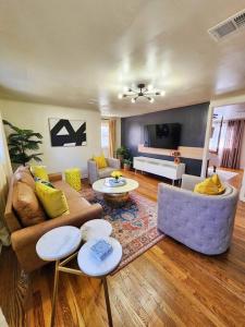 sala de estar con sofá y 2 mesas en Chic Spacious Apt Near Attractions/Food/EWR/NYC, en West Orange
