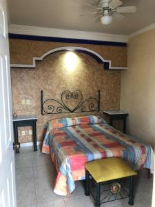 Schlafzimmer mit einem Bett mit einem Kopfteil aus Herz in der Unterkunft Hotel Mezvall in Morelia