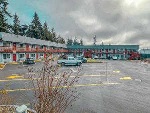 a parking lot with cars parked in front of a building at Emerald Best Motel in Edmonds