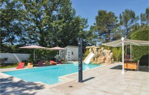 una piscina con scivolo e un parco acquatico di Pet Friendly Home In Trets a Trets