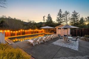 un patio trasero con una piscina con sillas, una mesa y sombrillas en Wine Country Retreat with Pool, 10 Mi to Dtwn Sonoma, en Glen Ellen