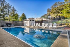una piscina con sillas y sombrilla en Wine Country Retreat with Pool, 10 Mi to Dtwn Sonoma, en Glen Ellen