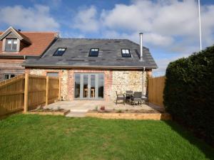 a house with a fence and a yard at 3 Bed in Fordingbridge 66130 in Redlynch