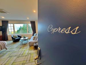 Artisan Suites on Bowen في جزيرة بوين: غرفة في الفندق مع أريكة وغرفة معيشة