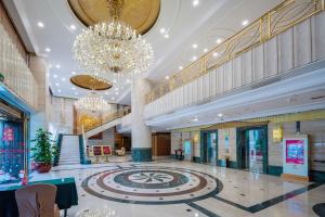 福州福建阳光假日大酒店的一个带吊灯和大地毯的大型大堂