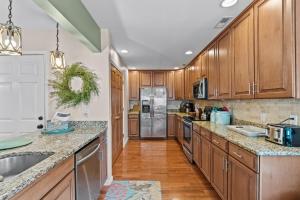 橡树岛Captivating Home with Private Pool, Backyard Oasis & Ample Space的相册照片