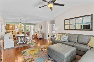橡树岛Captivating Home with Private Pool, Backyard Oasis & Ample Space的相册照片