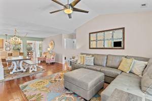 橡树岛Captivating Home with Private Pool, Backyard Oasis & Ample Space的相册照片