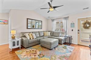 橡树岛Captivating Home with Private Pool, Backyard Oasis & Ample Space的相册照片