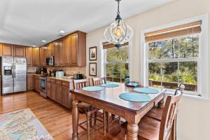 橡树岛Captivating Home with Private Pool, Backyard Oasis & Ample Space的相册照片