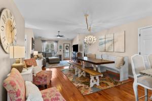 橡树岛Captivating Home with Private Pool, Backyard Oasis & Ample Space的相册照片