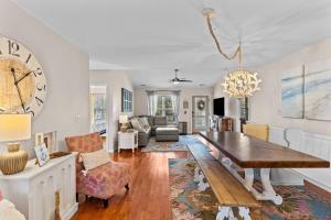 橡树岛Captivating Home with Private Pool, Backyard Oasis & Ample Space的相册照片