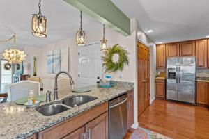 橡树岛Captivating Home with Private Pool, Backyard Oasis & Ample Space的相册照片