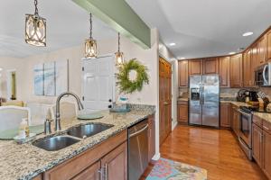 橡树岛Captivating Home with Private Pool, Backyard Oasis & Ample Space的相册照片
