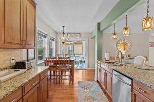 橡树岛Captivating Home with Private Pool, Backyard Oasis & Ample Space的相册照片