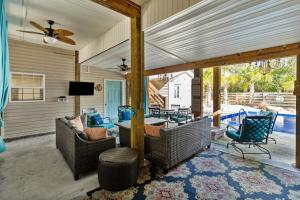 橡树岛Captivating Home with Private Pool, Backyard Oasis & Ample Space的相册照片