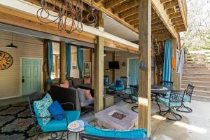 橡树岛Captivating Home with Private Pool, Backyard Oasis & Ample Space的相册照片