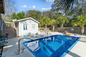 橡树岛Captivating Home with Private Pool, Backyard Oasis & Ample Space的相册照片
