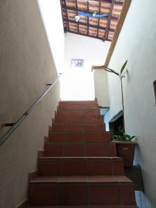 een trap met een potplant erop bij Região dos Lagos - casa para temporada in São Pedro da Aldeia