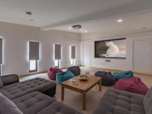 uma sala de estar com dois sofás e uma mesa em 6 Bed in Cadeleigh 66780 em Cadeleigh