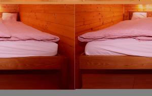 的住宿－Ferienhaus In Sagerberg，木墙客房的两张床