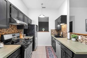 Köök või kööginurk majutusasutuses Northside Pittsburgh Upscale Brand New