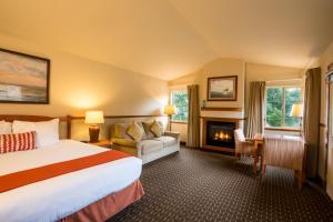 um quarto de hotel com uma cama e uma lareira em Inn at Cannon Beach em Cannon Beach