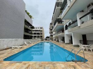 une grande piscine au milieu d'un bâtiment dans l'établissement Vista Mar na Barra da Tijuca, à Rio de Janeiro