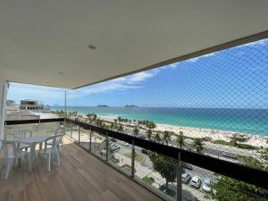 - une vue sur la plage depuis le balcon d'une maison dans l'établissement Vista Mar na Barra da Tijuca, à Rio de Janeiro