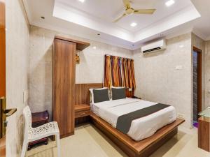Schlafzimmer mit einem Bett und einem Deckenventilator in der Unterkunft OYO Park Royal in Chennai