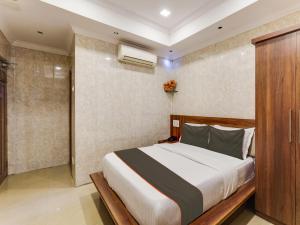 ein Schlafzimmer mit einem großen Bett und einer Dusche in der Unterkunft OYO Park Royal in Chennai
