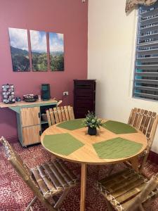 mesa y sillas en una habitación con mesa en Spa Apartment, en Mayagüez