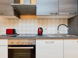 eine Küche mit Spüle und Herd oberen Backofen in der Unterkunft Apartments by the sea Prozurska Luka, Mljet - 22338 in Prožura