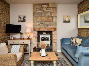 uma sala de estar com um sofá e uma lareira em 1 Bed in Rothbury 88286 em Rothbury