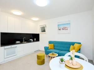 sala de estar con sofá azul y mesa en Apartments by the sea Okuklje, Mljet - 22341, en Okuklje