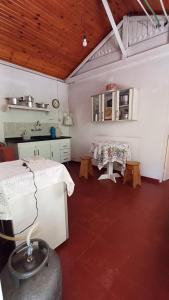 Cette chambre dispose d'une cuisine et d'une table. dans l'établissement Sitio Na Serra da Mantiqueira, à Piranguçu