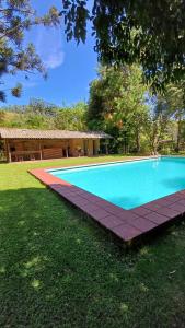 ein Swimmingpool im Hof eines Hauses in der Unterkunft Sitio Na Serra da Mantiqueira in Piranguçu