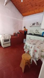 Zimmer mit einem Bett, einem Tisch und einem Waschbecken in der Unterkunft Sitio Na Serra da Mantiqueira in Piranguçu + 11 Fotos