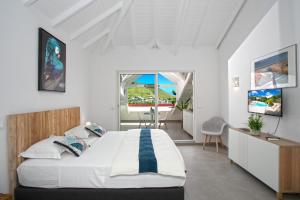 Postel nebo postele na pokoji v ubytování Beautiful suite S12 with pool and sea view