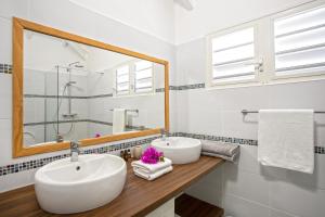 Koupelna v ubytování Beautiful suite S12 with pool and sea view + 8 fotografií