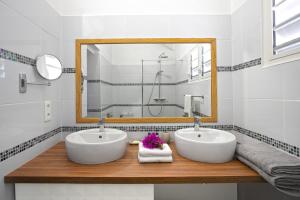 Koupelna v ubytování Beautiful suite S12 with pool and sea view