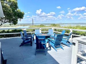 un patio avec des chaises bleues et une table sur une terrasse dans l'établissement Tequila Sunrise hot tub lake view firepit pool, à Canyon Lake