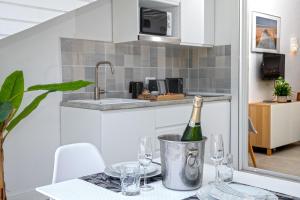 Kuchyň nebo kuchyňský kout v ubytování Beautiful suite S12 with pool and sea view